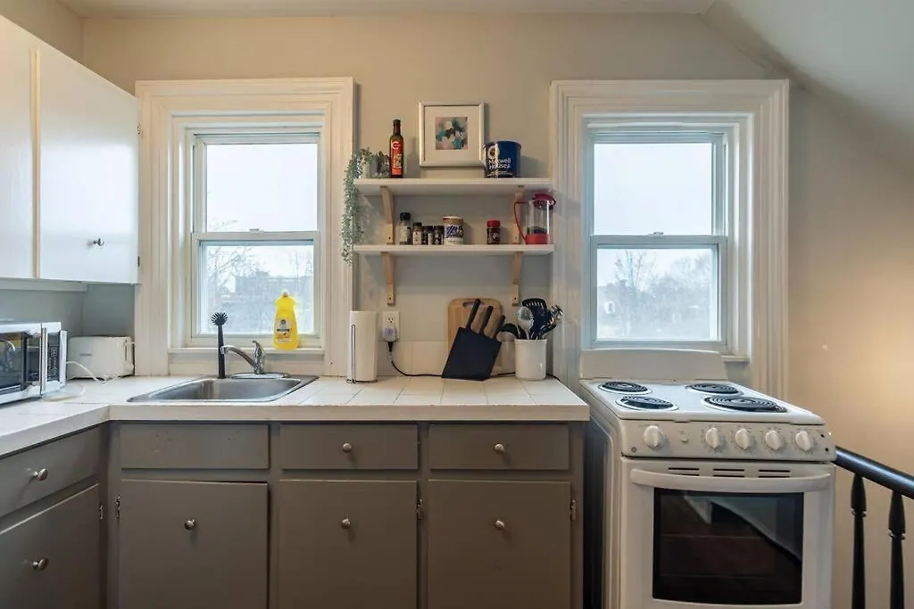 Sunny Loft #4, Historic Home Halifax Kanada