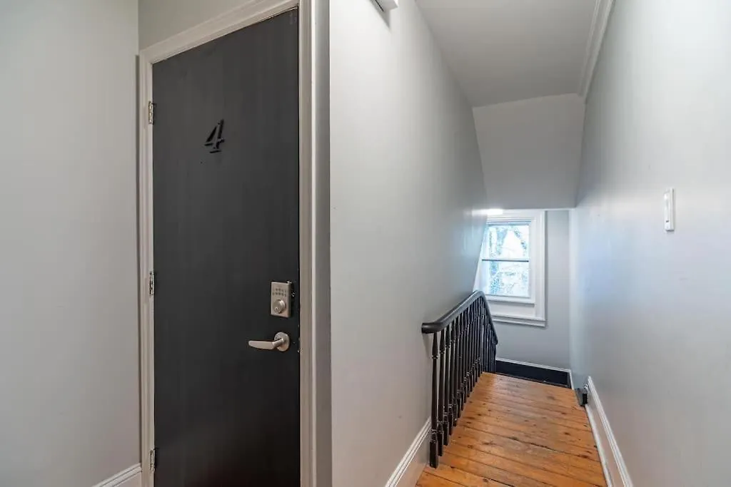 Sunny Loft #4, Historic Home Halifax 0*,  Kanada