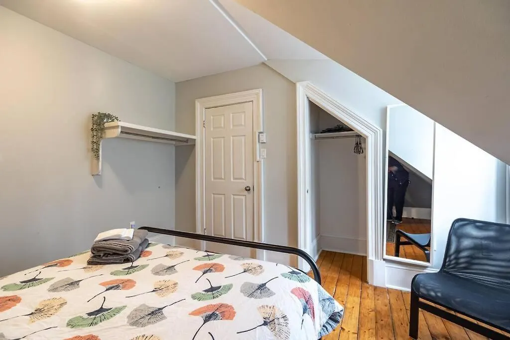 Sunny Loft #4, Historic Home Halifax 0*,  Kanada